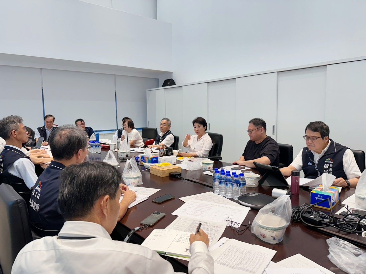 陪市民挺過關稅風暴 市長盧秀燕親召開緊急會議！ ...