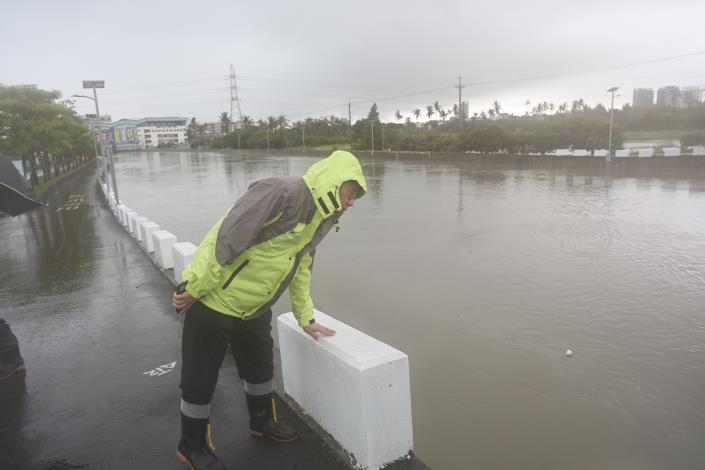 台南清晨強降雨多處積淹水　黃偉哲視察永康仁德提醒市民...