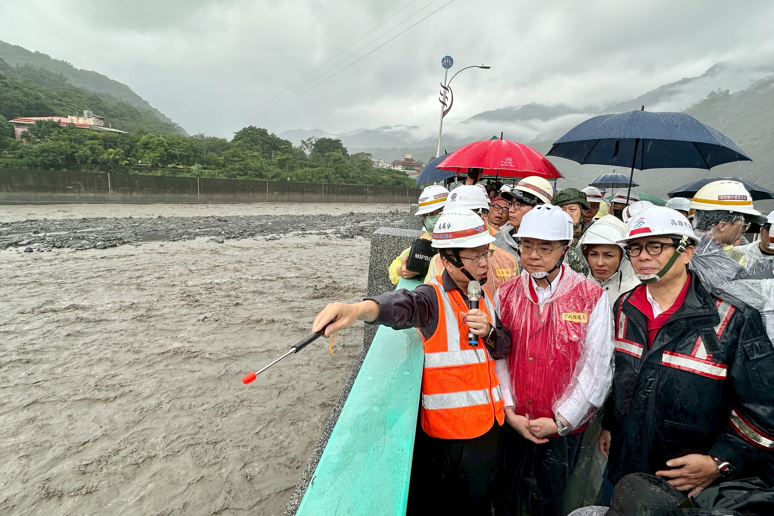 陪同行政院長視察六龜山區 陳其邁盼0728豪雨納入丹娜絲颱...