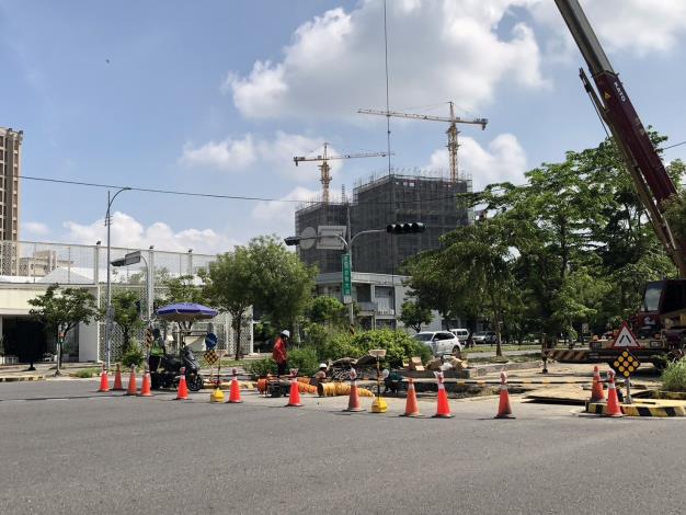 新市區西拉雅大道道路局部凹陷 封閉車道辦理箱涵緊急搶險作業