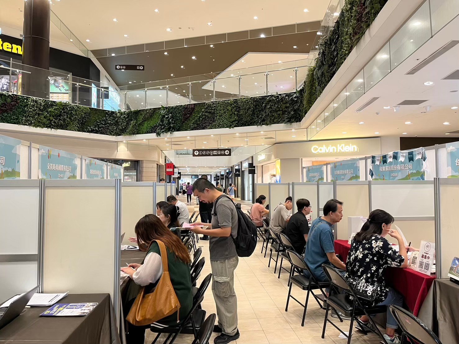 2025 MITSUI OUTLET PARK林口店鋪聯合徵才   購物中心一樓六角廣...
