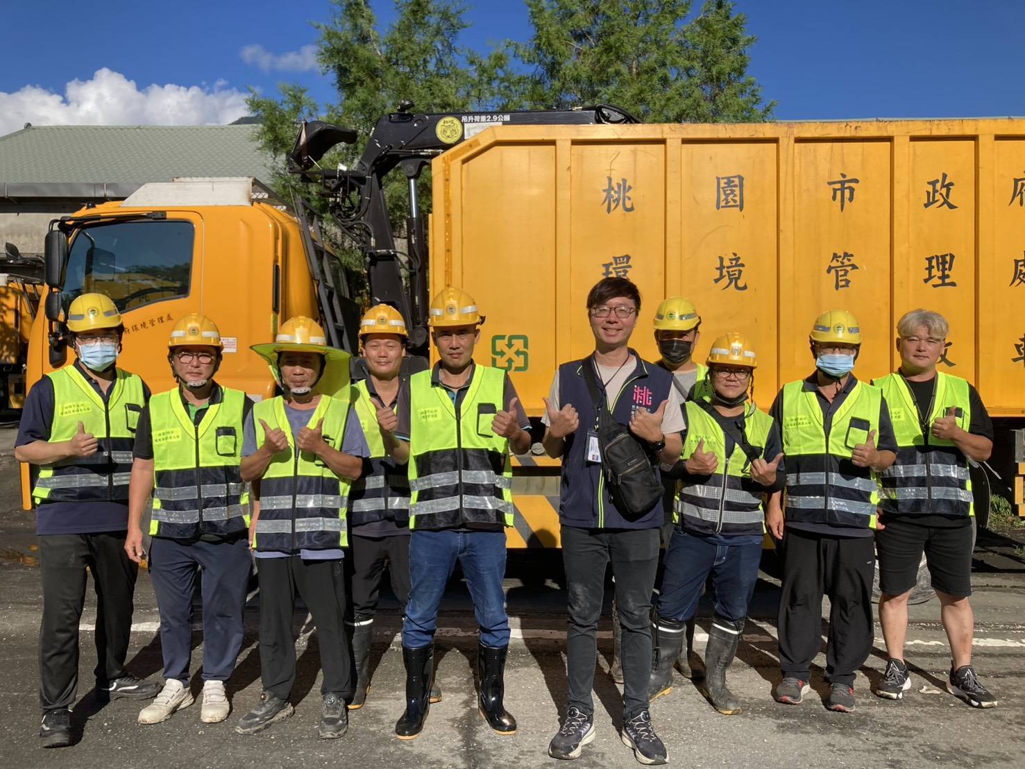 桃園環保局馳援花蓮光復進行災後復原   協助在地民眾清理...
