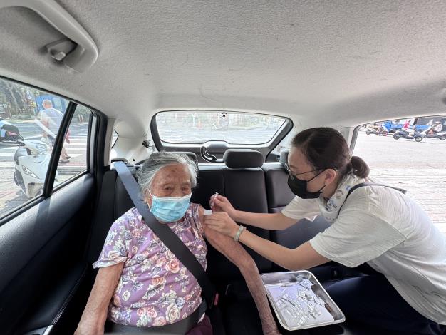 國慶日105歲人瑞接種流感與新冠疫苗  新市衛生所呼籲長輩...