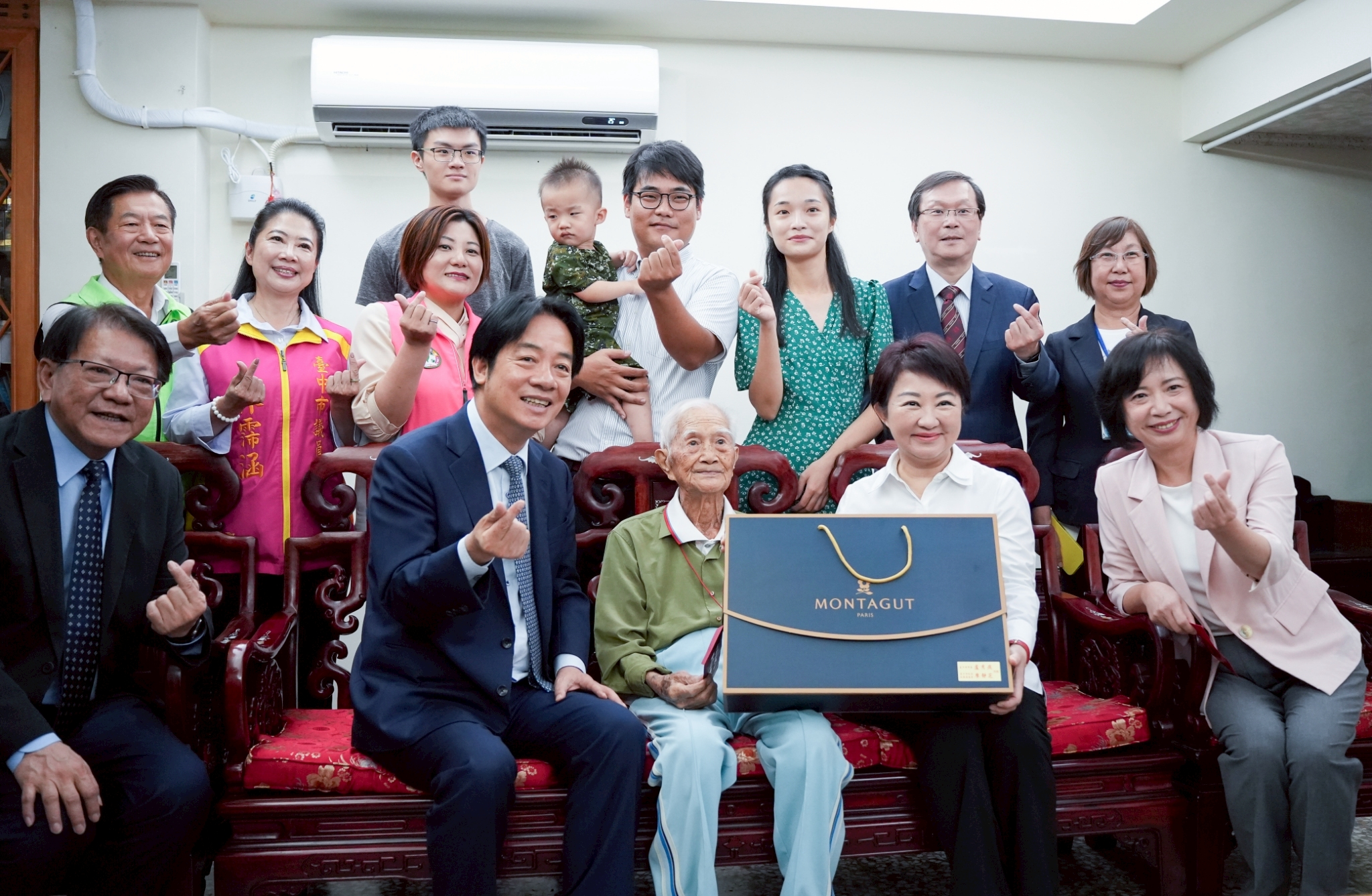 致敬行走的人間智者   總統市長樂陪人瑞話家常