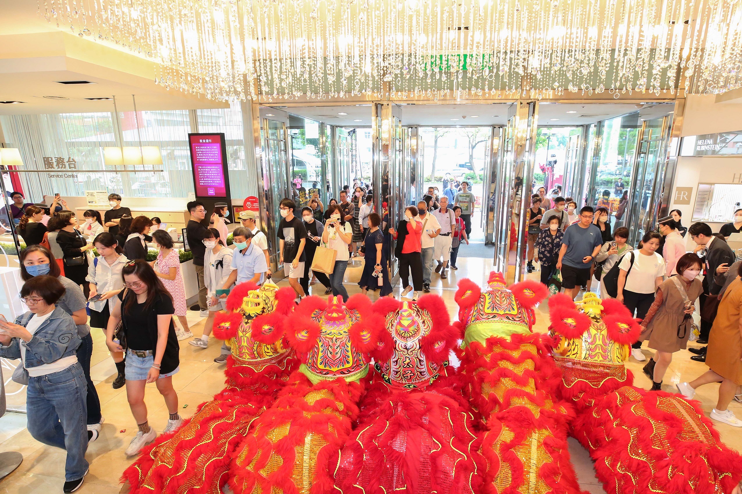 氣溫降逢連假激爆買氣  新光化妝品潮旅3C狂吸金 