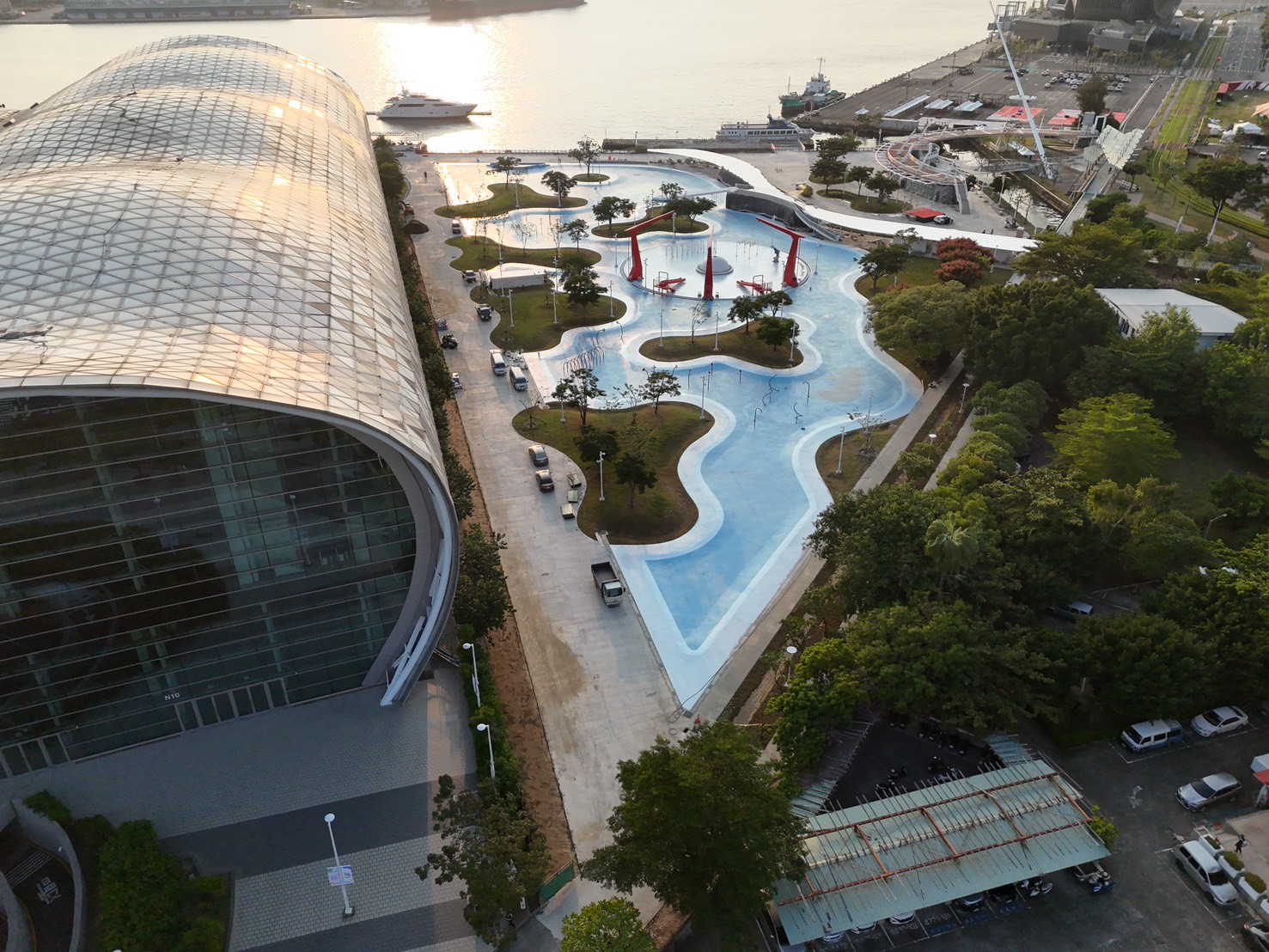 高雄最Chill玩水新地標   星光水岸公園滑水道、港景鞦韆一...
