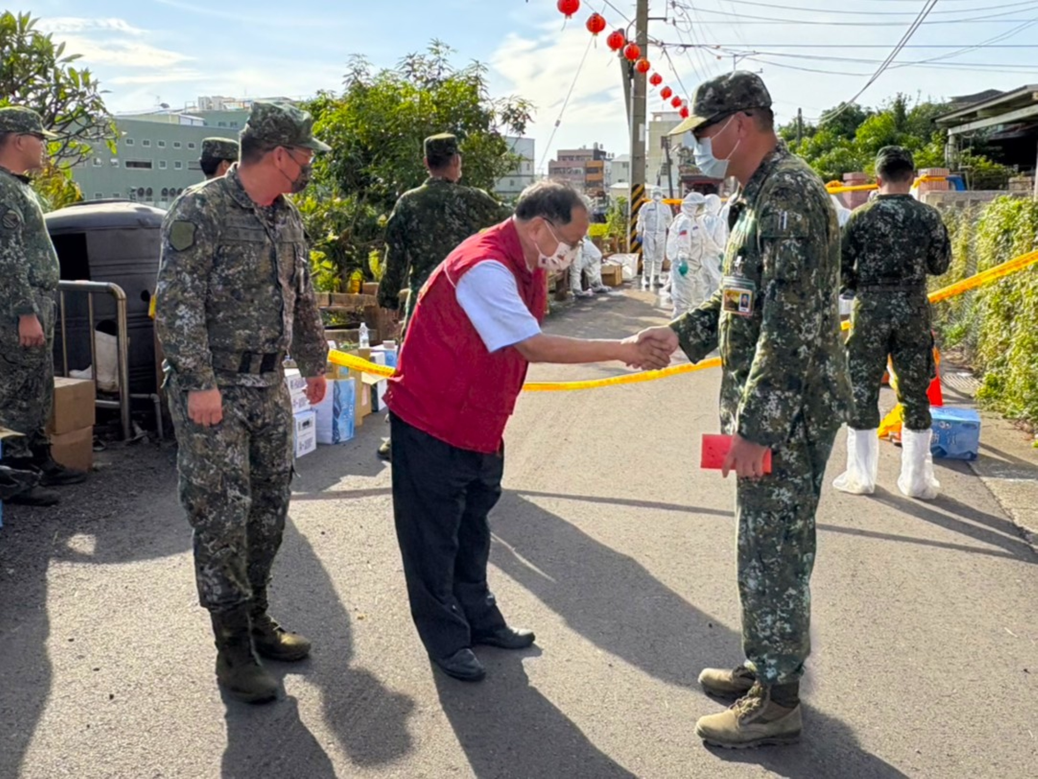 國軍官兵投入梧棲清消 民政局長深謝致贈加菜金...
