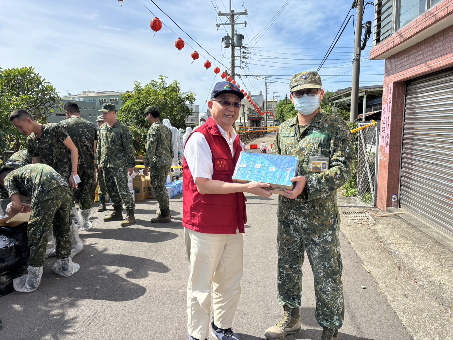 國軍漏夜進駐支援清消 農業局長赴豬瘟案例場現場致謝