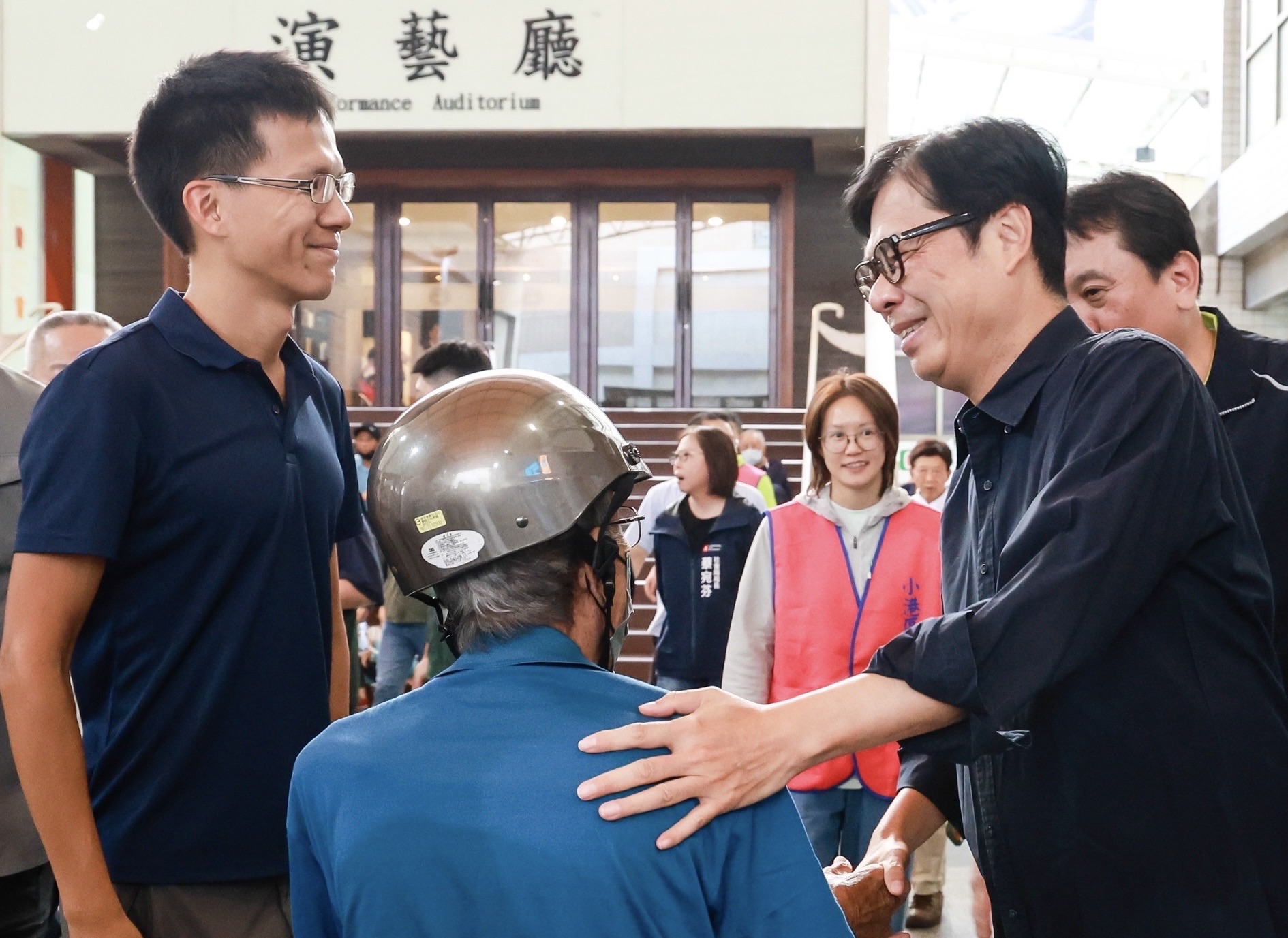 出席小港區重陽敬老聯歡會　陳其邁與長輩互動同樂