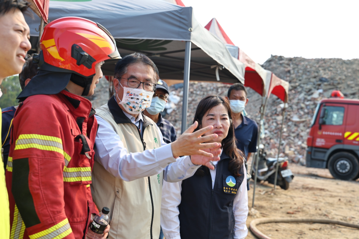 黃偉哲視察烏樹林風災廢棄物暫置區火警 盼盡快阻斷悶燒蔓...