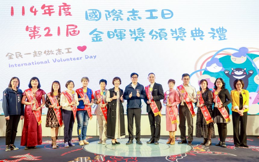 出席第21屆金暉獎表揚志工  陳其邁感謝高雄英雄守護城市