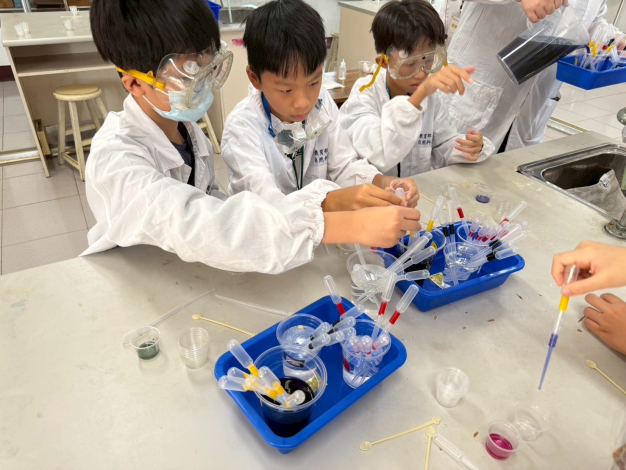 從顯微觀察到基礎電路 臺南攜手臺師大辦科學實驗營 帶領...