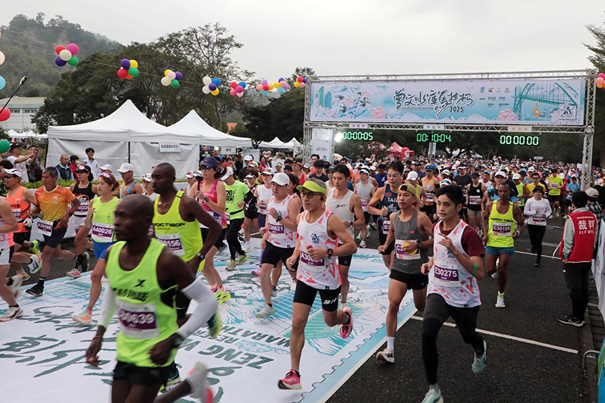 曾文水庫馬拉松起跑  黃偉哲鳴笛力挺3,650名跑者...
