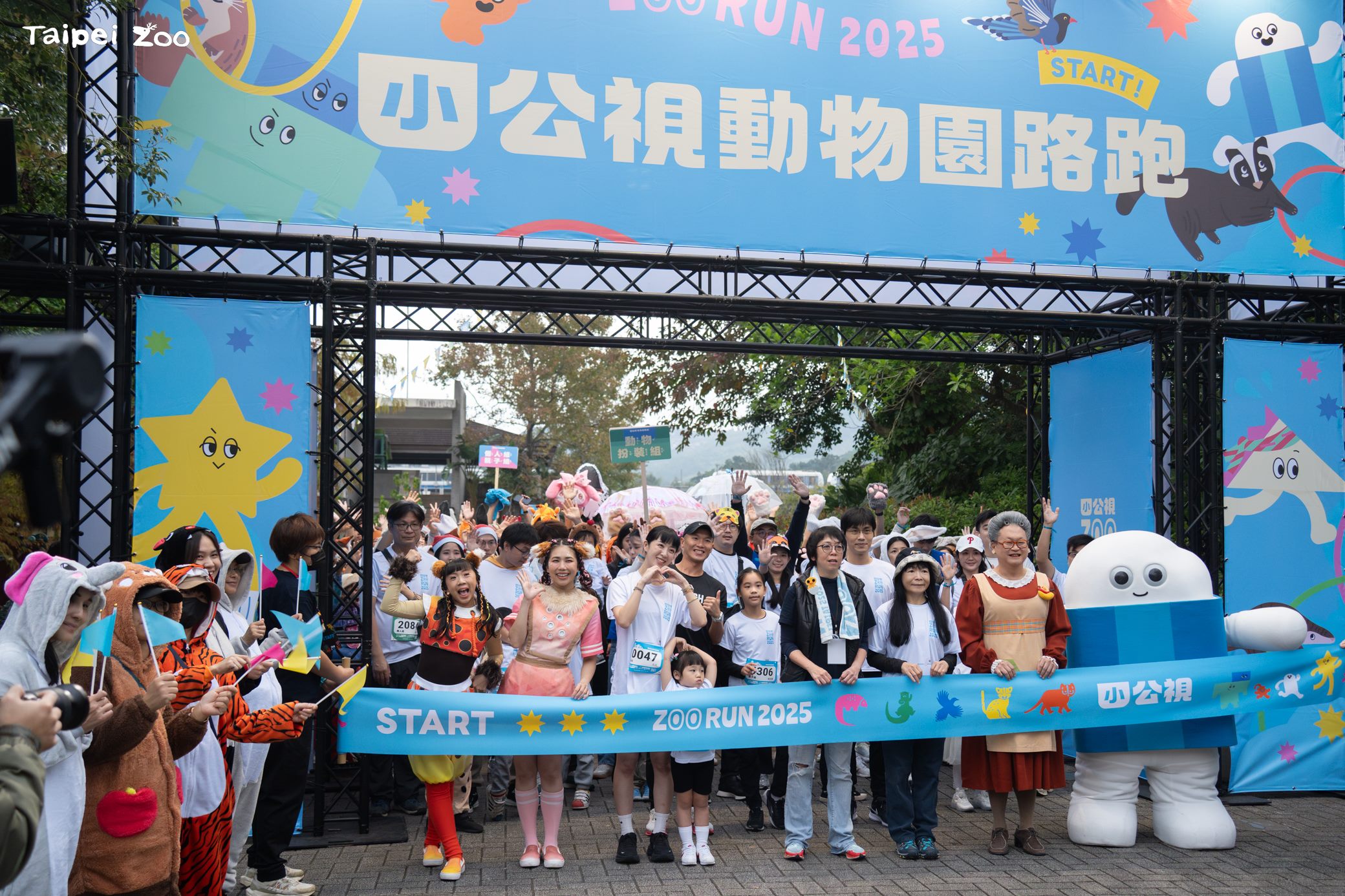動物園週六親子路跑 早起鳥兒獼猴來問好...