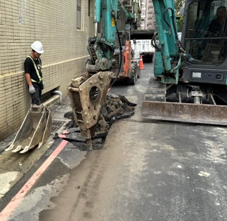 突破路窄公車多瓶頸！新北跨局處助淡水新民街 70 戶污水接...