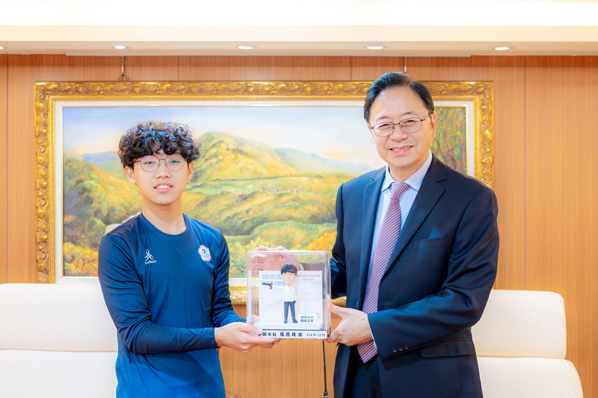 張善政接見達福林匹克運動會射擊銀牌選手許明睿  肯定為...