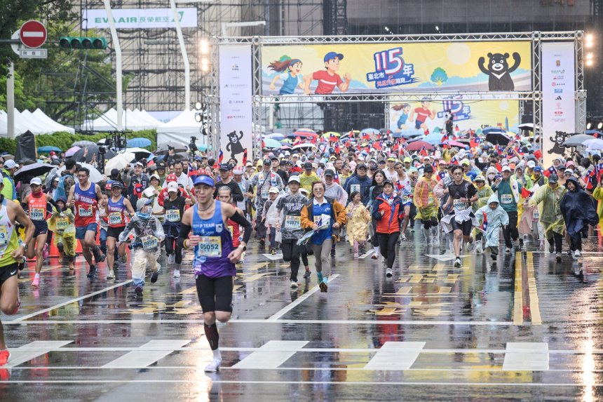 台北元旦升旗路跑  3000人共襄盛舉...