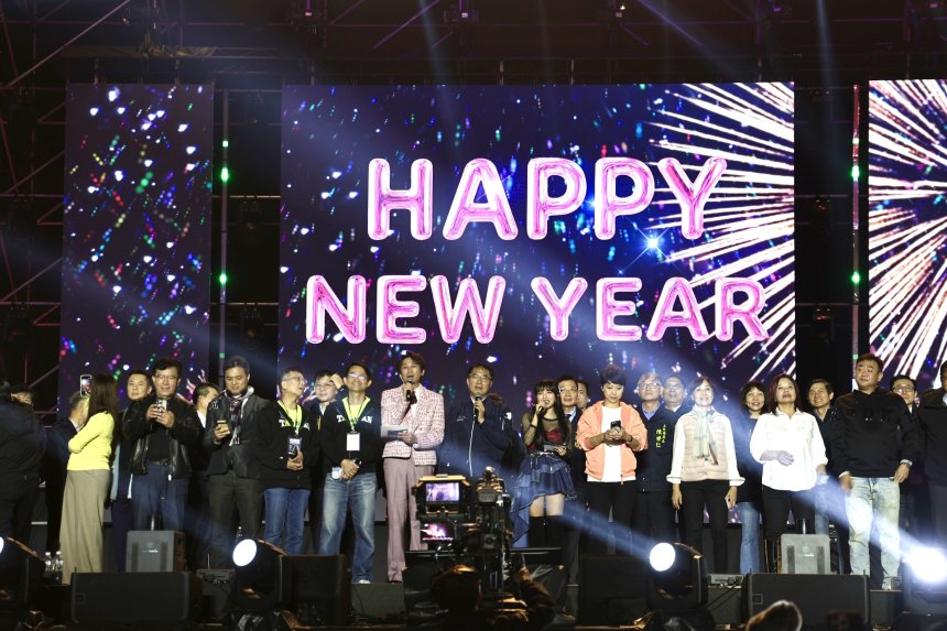 台南跨年晚會人數創新高  黃偉哲與30萬人共迎馬年...