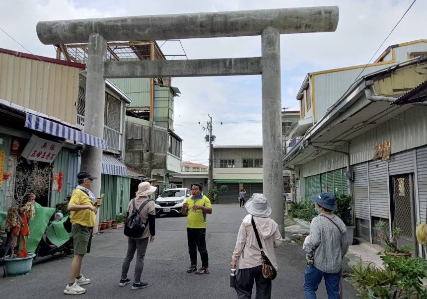 虎頭埤假日提供免費導覽新化神社遺構  帶領遊客探訪秘境...