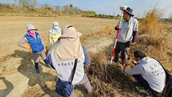 白河地所農曆春節前完成鑑界測量  %E5��助凱米颱風淤砂農田�...