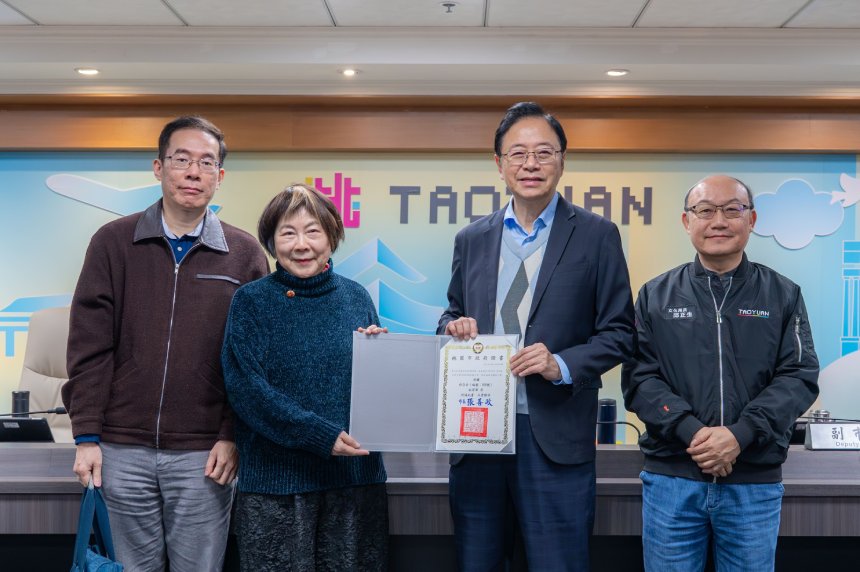 桃市府頒發無形文化資產保存者證書  肯定粘碧華深耕刺繡...