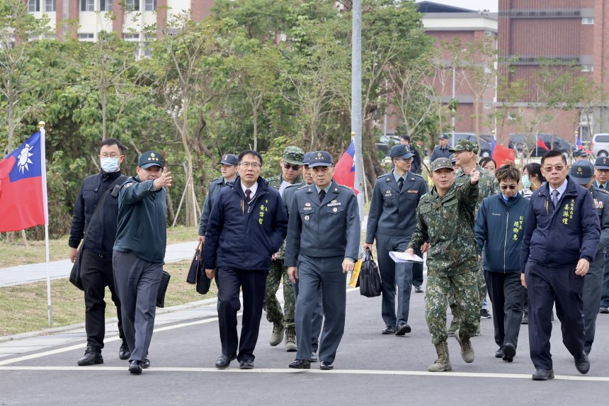 黃偉哲視察關廟新砲校營區  協助官兵完善營區生活機能...