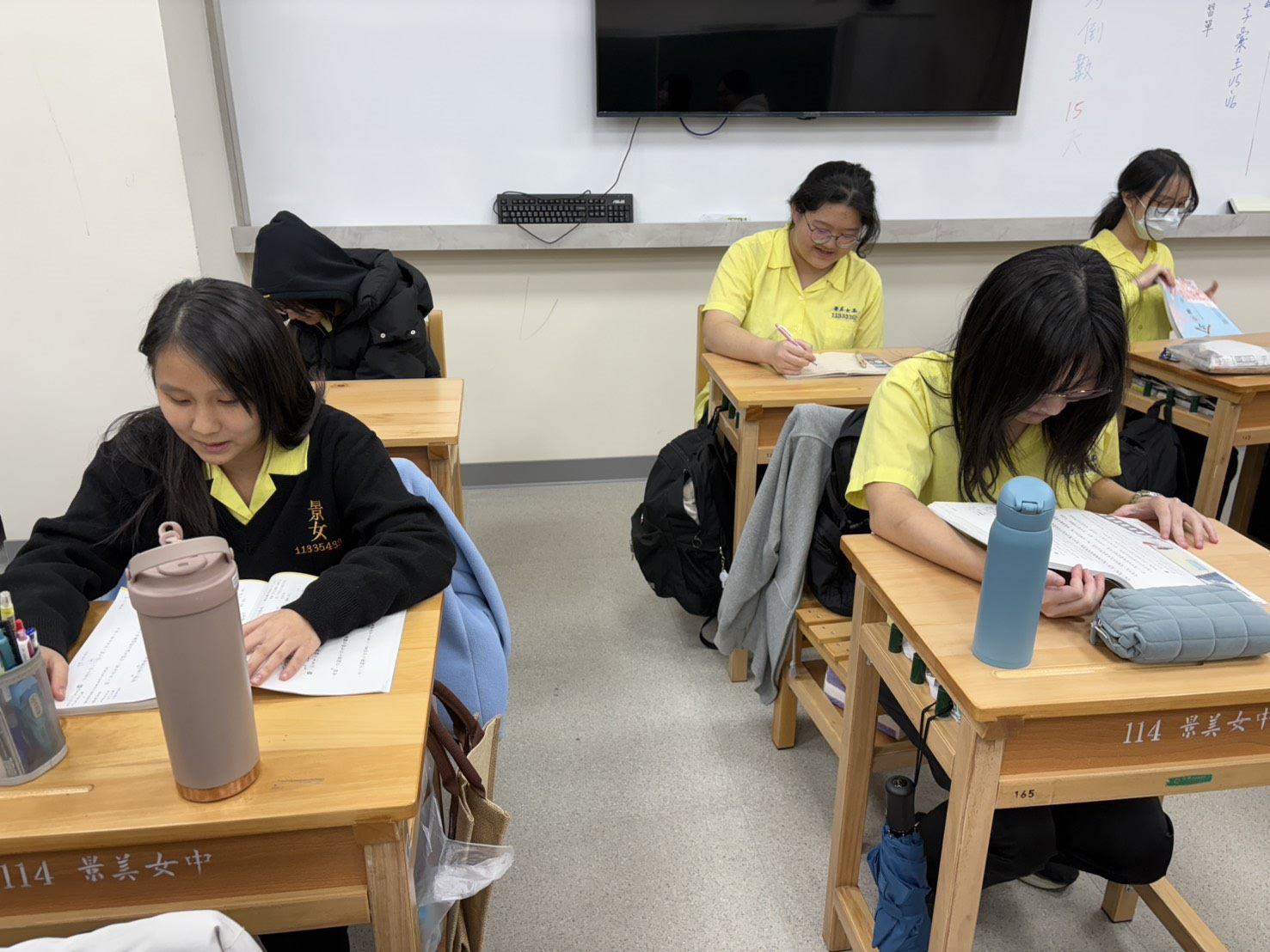 臺北市全面啟動國、高中學校課桌椅汰換計畫...