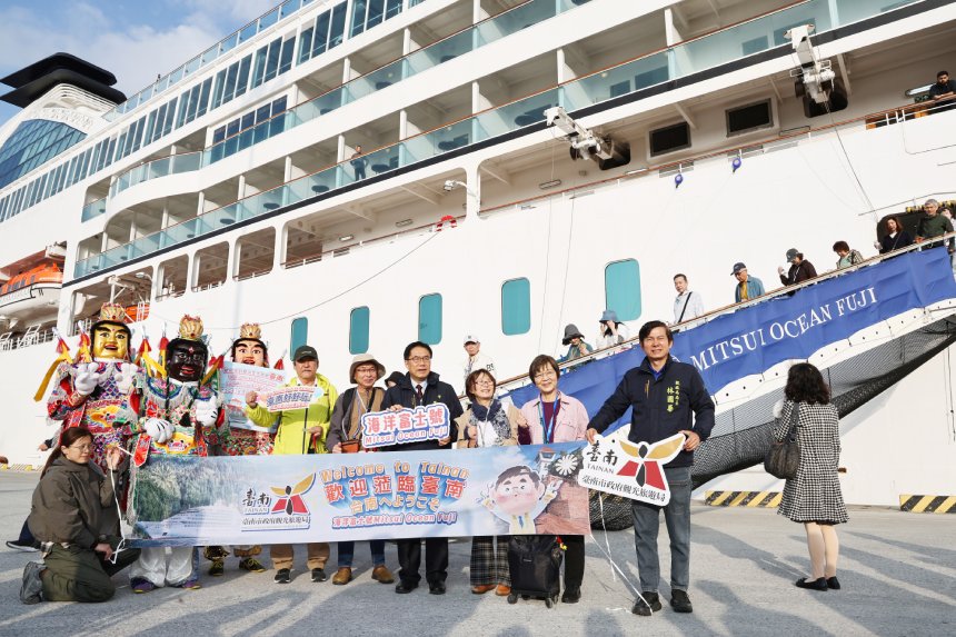 國際豪華郵輪海洋富士號到訪安平港  黃偉哲親迎旅客贈禮...