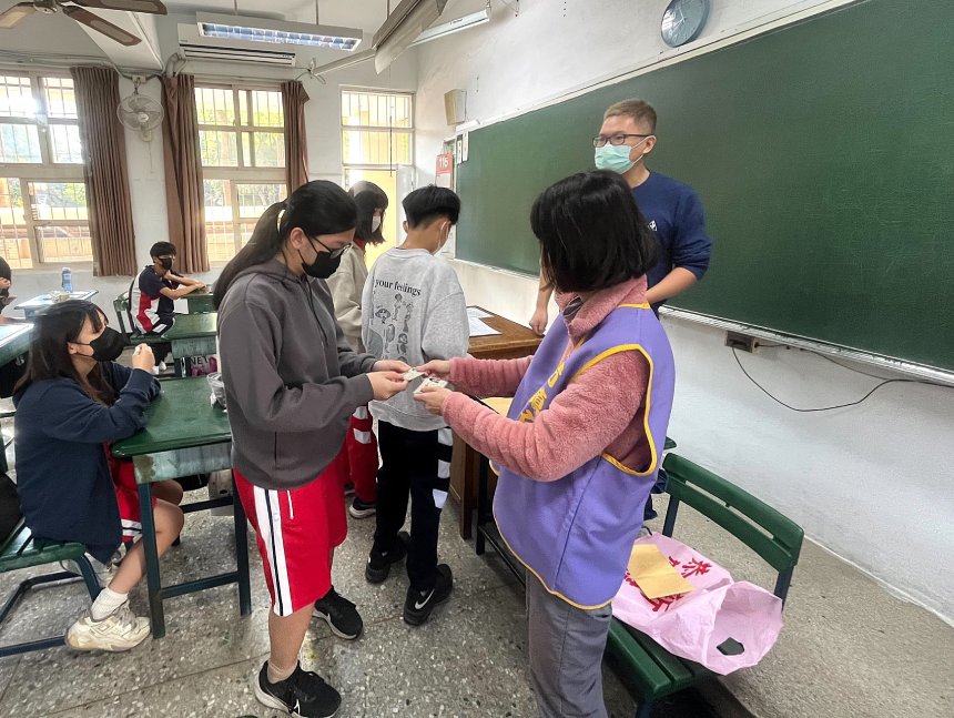 高雄市前鎮戶政所前進校園  受理人生第一張身分證