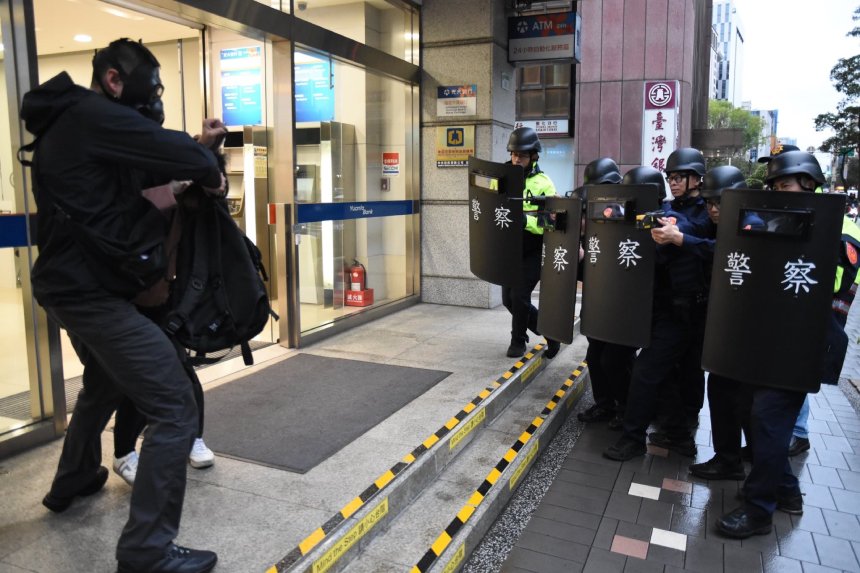 松山警重要節日安維防搶暨快打演練  守護民眾安心過好年...