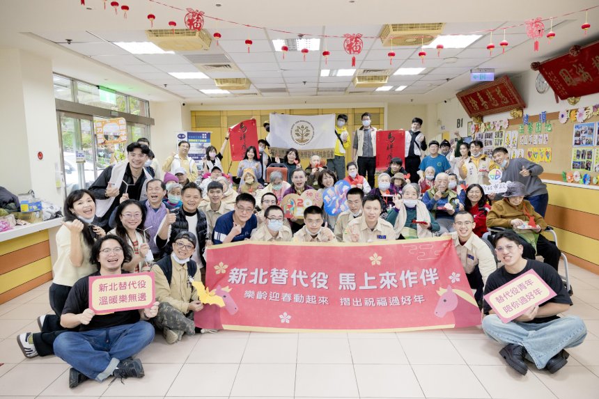  新北替代役青年暖心相伴  紙藝互動陪長者迎春納福...