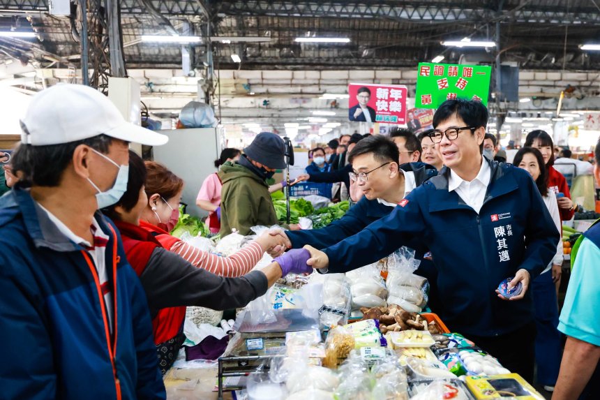 關心春節前農產品供應情形  陳其邁巡訪鳳山、高雄果菜批發市場