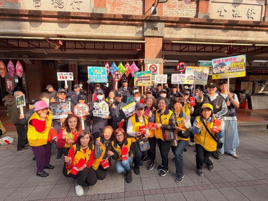 大同警迪化街遊街宣導  蔣萬安同場合體守荷包...