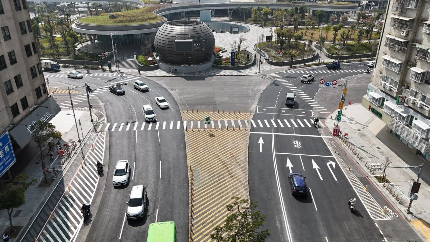高雄市站東站西路彩色鋪面功成身退  年前新裝上路