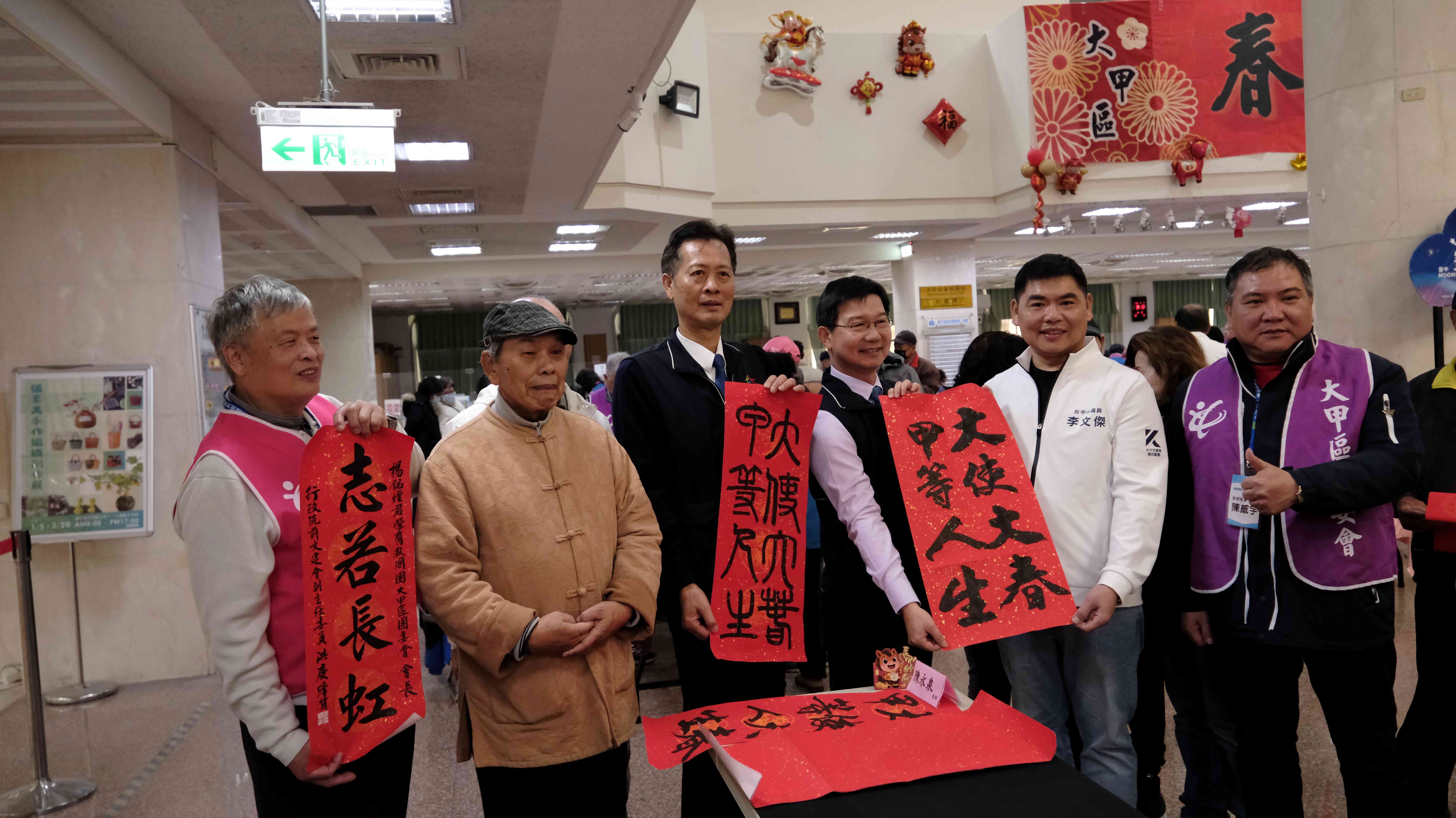 客委會揮毫送春聯 寄寓「大使大春，甲等人生」...