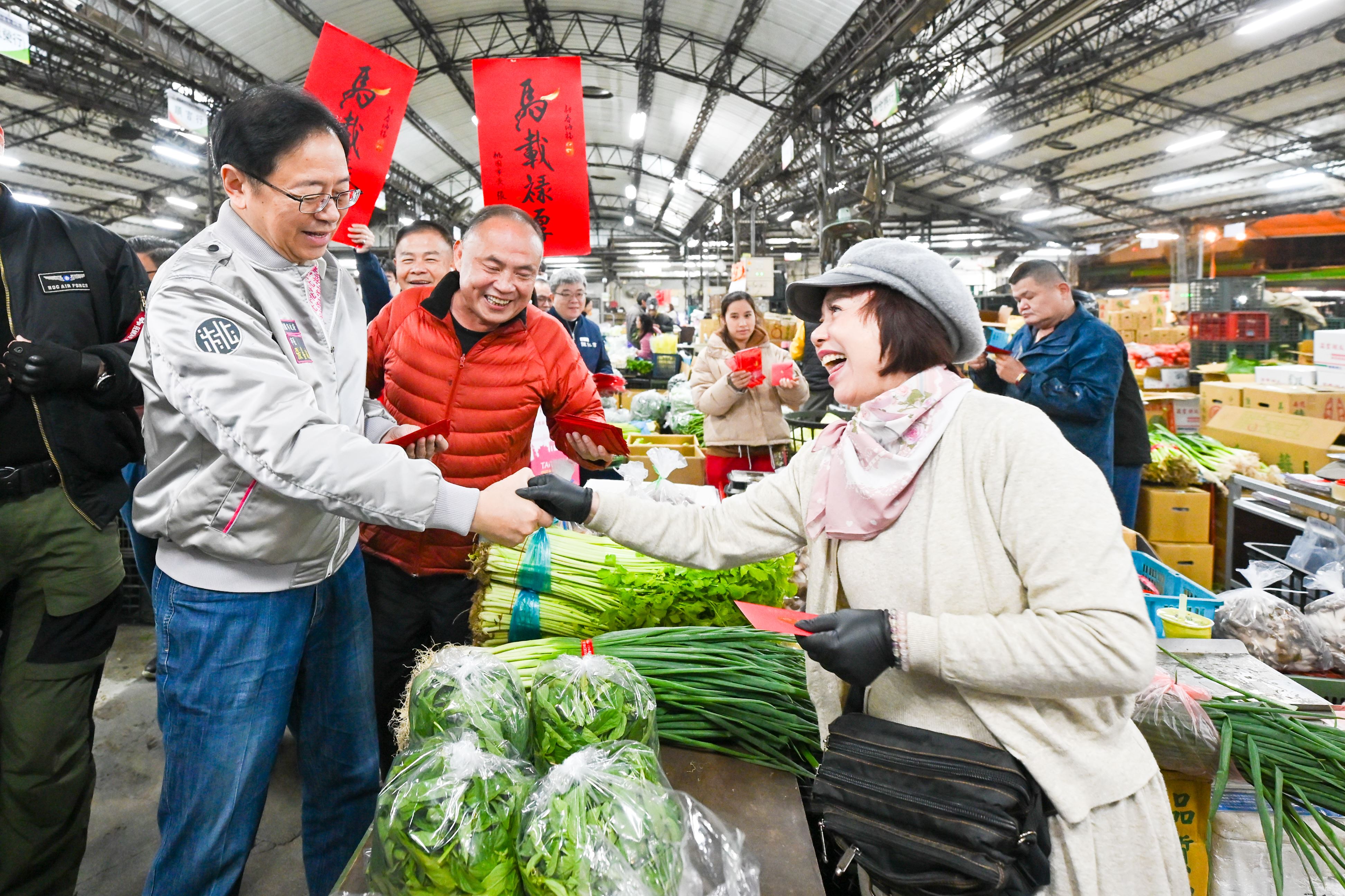 張市長視察桃園魚市場與果菜市場　確保年前供貨充裕民眾...
