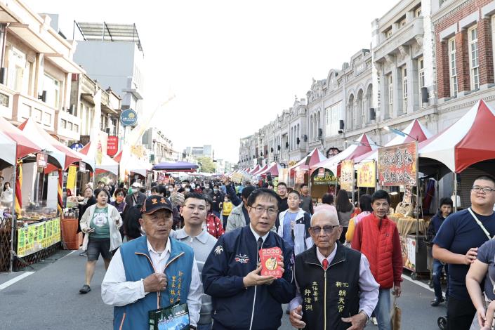 2026新化年貨大街登場  黃偉哲發紅包與民同樂迎金馬年...