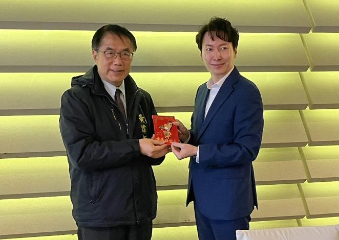 深化國際棒球交流　黃偉哲市長探訪樂天巨人隊並致贈春節...