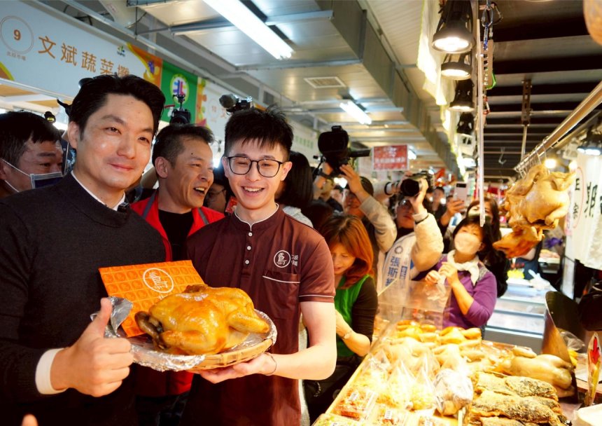 蔣萬安至北投中繼市場拜年發送發財金  號召大家一站備齊...