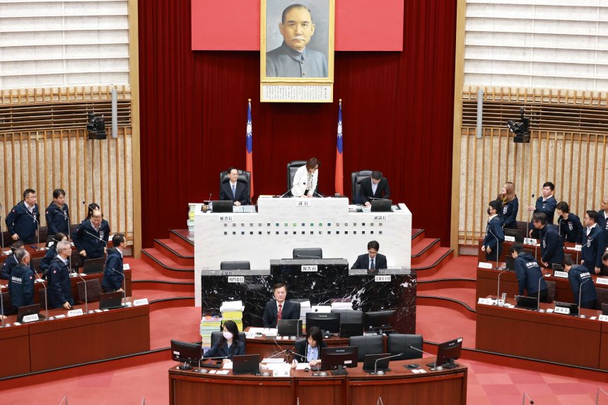 高雄市議會第4屆第10次臨時會閉幕  陳其邁率市府團隊感謝致意