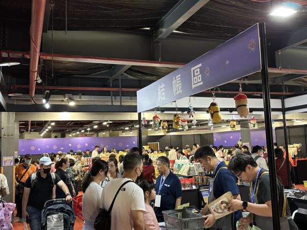 臺南農產精品館推滿額抽獎與吉祥物見面會帶動買氣...