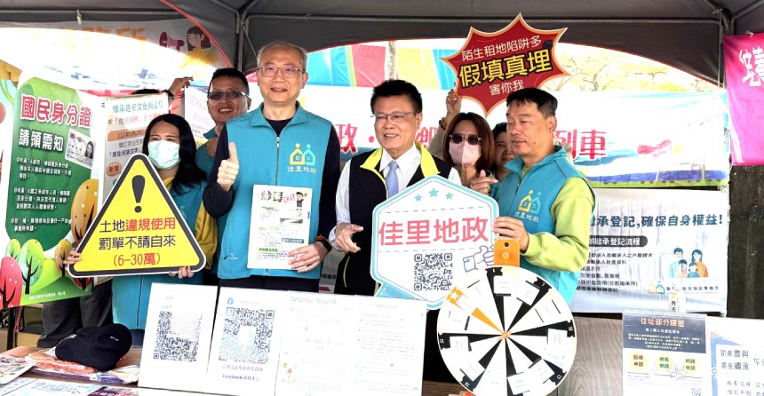 學甲蜀葵花海盛開  佳里地政走入花海宣導土地合法使用...