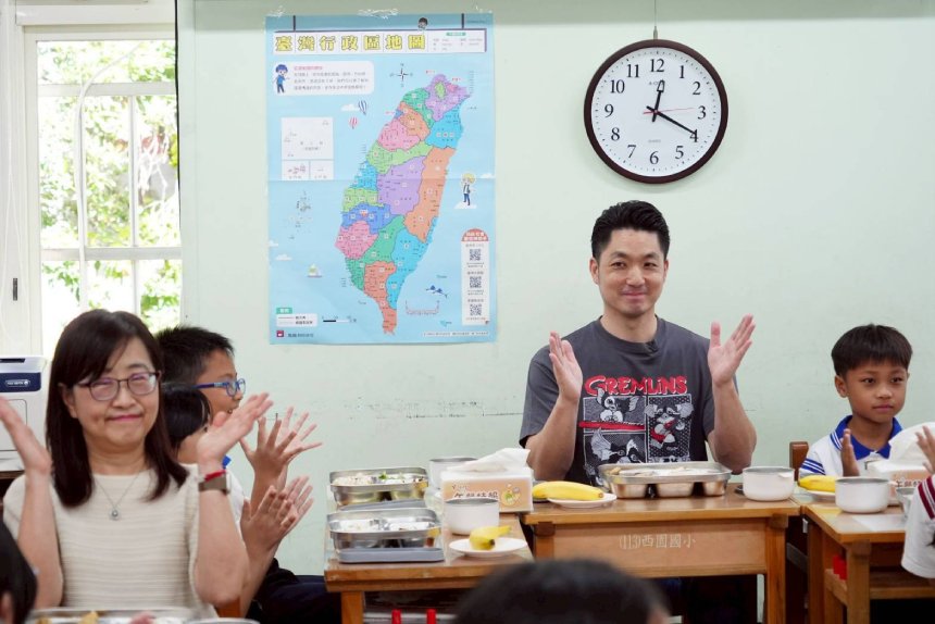 台北國中小營養午餐免費九月上路  蔣萬安與學童共進午餐...