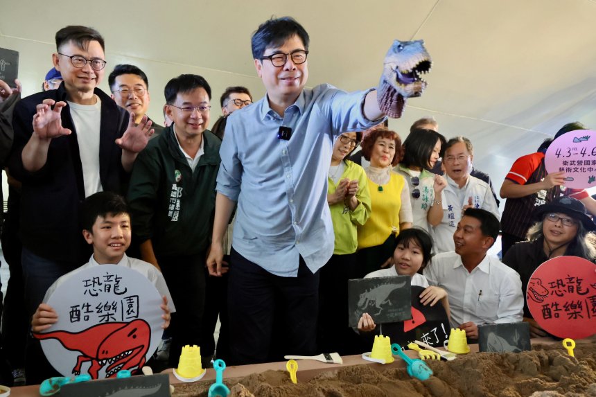 高雄「恐龍酷樂園」盛大開幕  陳其邁：打造具教育意義兒童節體驗