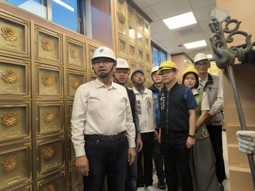 侯友宜視察新店五城公墓清明服務  預計增3,939櫃位及環保...