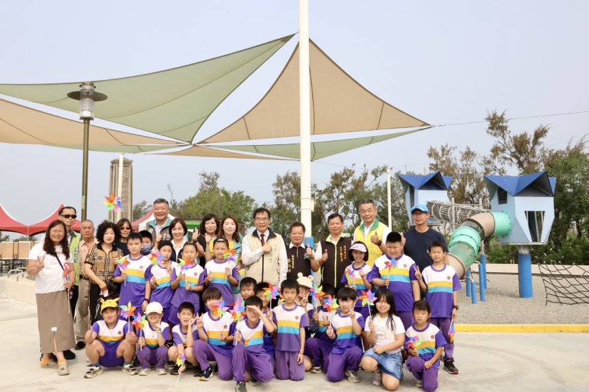 黃偉哲與小朋友開箱鄭成功紀念公園新遊具  打造安南區寓...