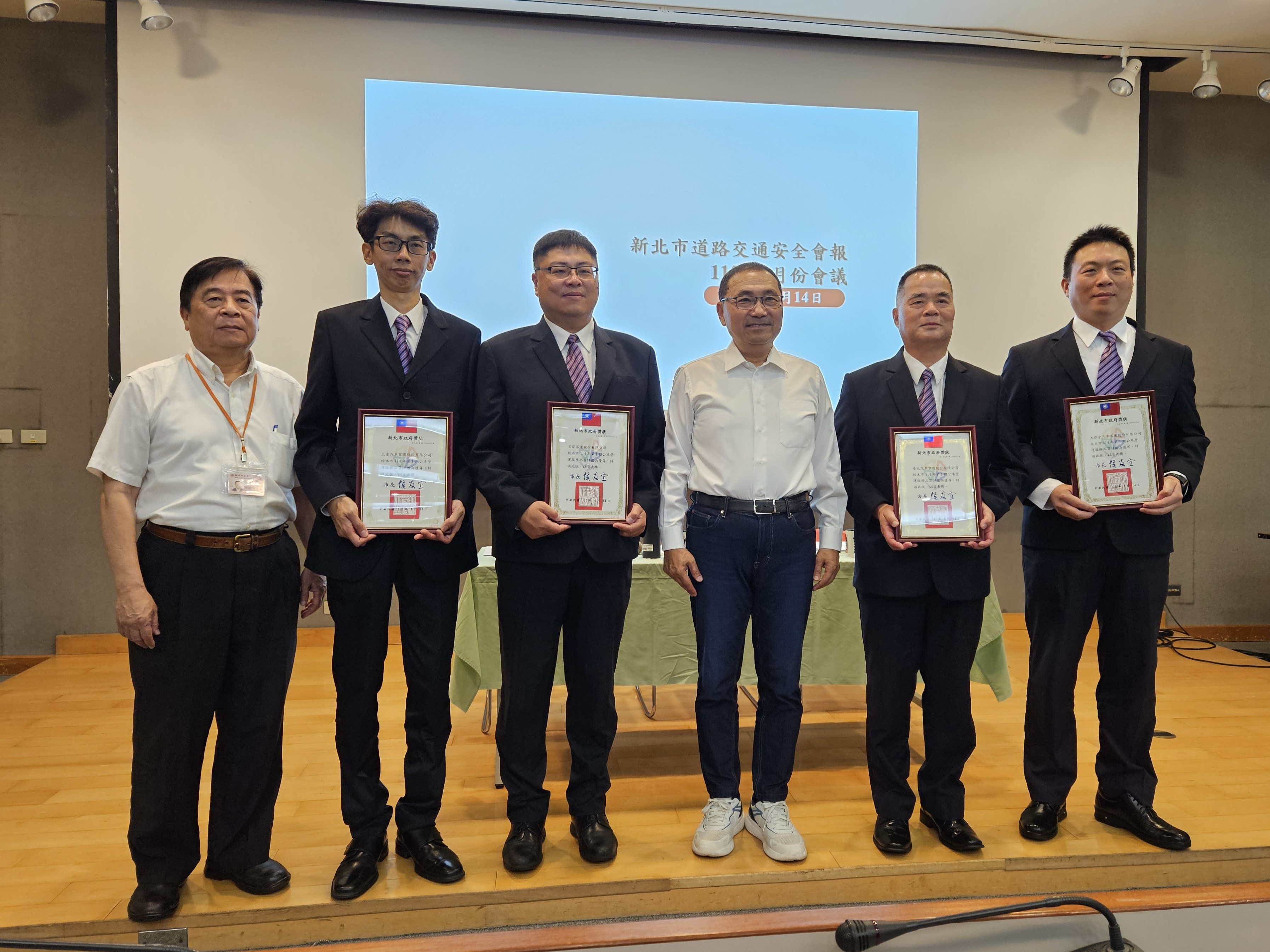新北市公車服務品質評鑑出爐 侯友宜籲落實路口安全確認 ...