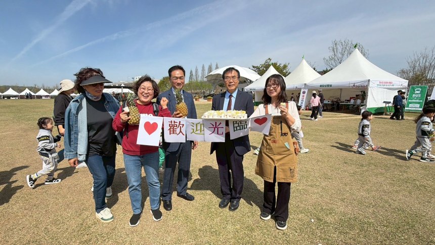 黃偉哲回訪韓國平澤市長  參加花朵郊遊慶典行銷台南鳳梨...