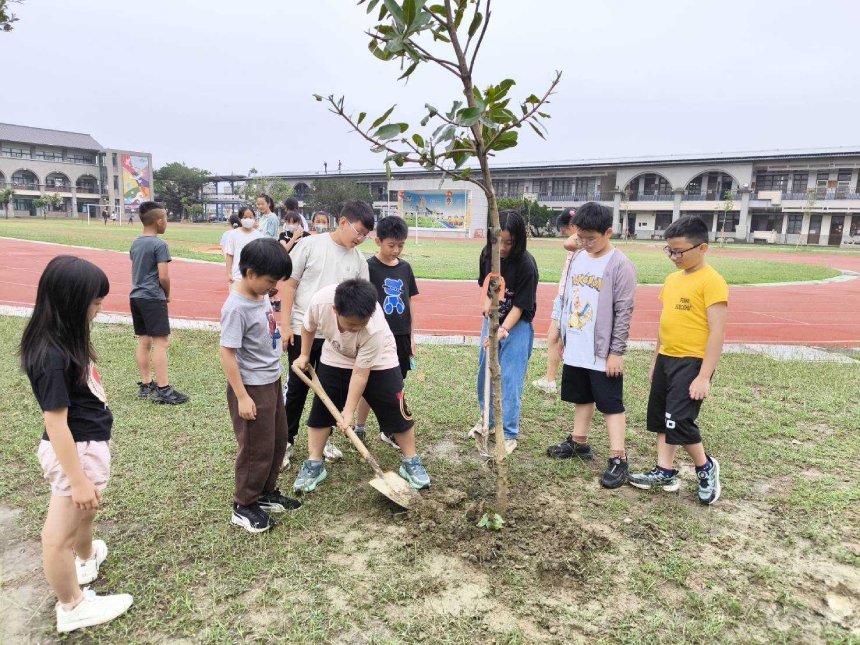 拾綠意與希望  台南師生攜手補植校園樹木...