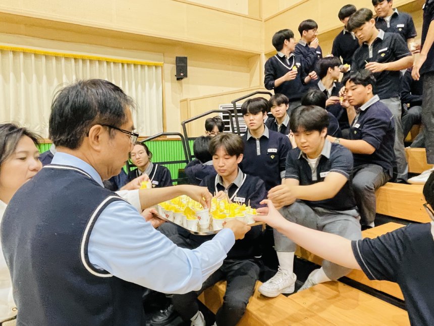 平澤高中生愛上台南鳳梨  黃偉哲進入韓國校園推廣台南農...